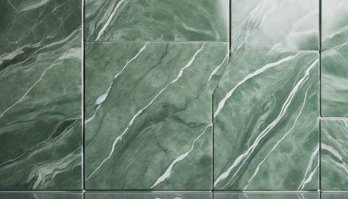 Dettaglio del pannello a parete in marmo verde salvia con decise venature bianche, componenti cruciali di un bagno con doccia di lusso.