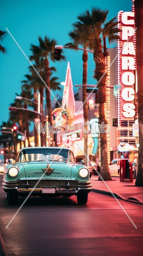 Luci al neon luminose e auto d&#39;epoca sulla strada della città