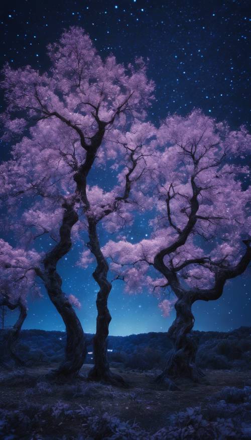 Сюрреалистическая ночная сцена: сапфирово-голубые деревья, сверкающие под звездным небом. Обои [f5bf4b66501e4f43b977]