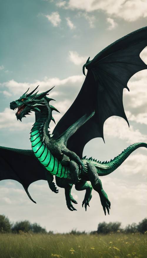 Um dragão verde esmeralda e preto abrindo suas asas majestosas em voo sobre um prado escuro.