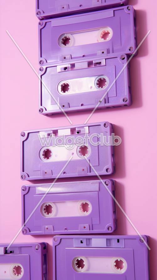 Cintas de casete de color púrpura sobre fondo de color rosa
