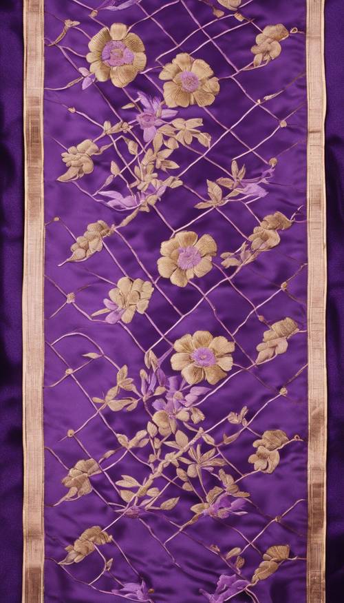 Piękny fioletowy Obi, tradycyjna japońska szarfa, misternie haftowana i ułożona na płasko.