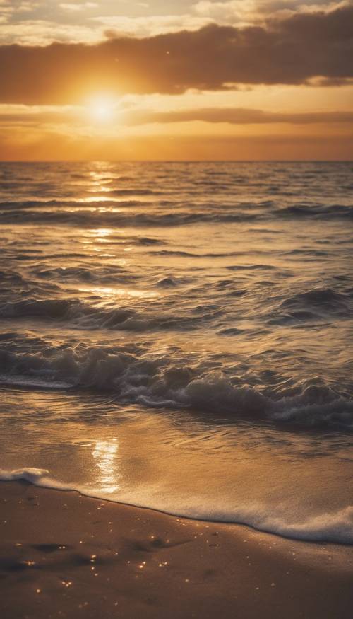 Matahari terbit keemasan bersinar terpantul di pantai laut yang damai.