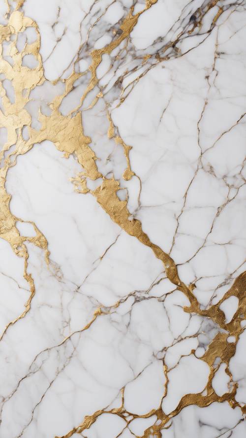 Une vue détaillée du dessus d&#39;une table en marbre blanc, avec des stries de motifs ressemblant à des veines dorées.