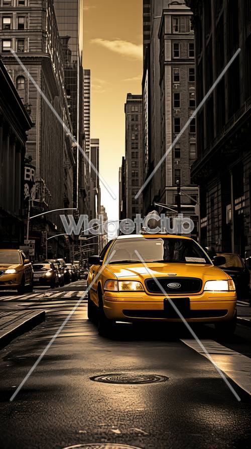 Taxi giallo soleggiato sulla strada trafficata della città