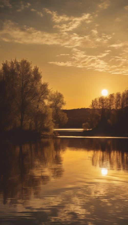 宁静的湖面上，落日余晖洒在湖面上，呈现深黄色。