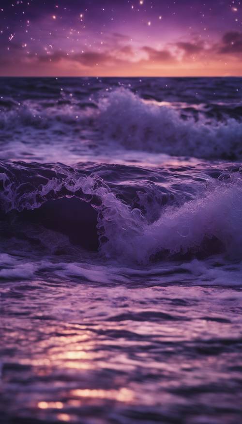 一幅梦幻般的午夜大海画卷，海浪在深紫色的天空映衬下卷成奇妙的形状。