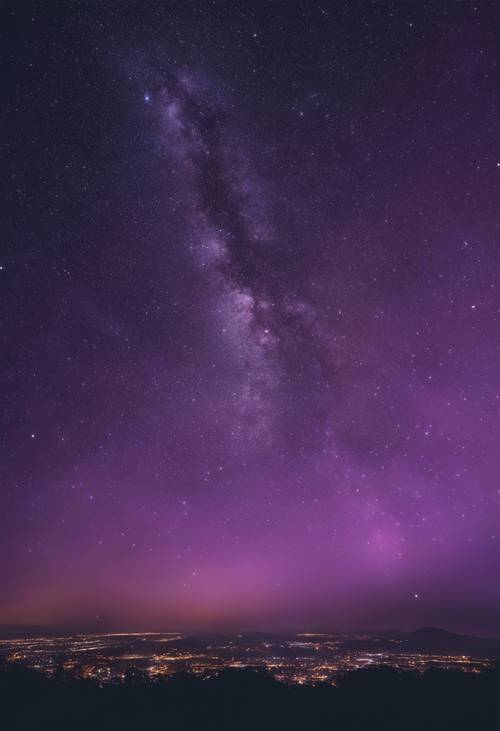 Des comètes traversent l’immensité du ciel nocturne violet.