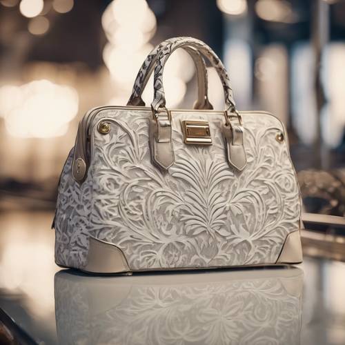 패션 부티크를 배경으로 한 화이트 다마스크 패턴의 고급 디자이너 핸드백.