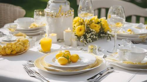 Une élégante table à manger sur le thème blanc et jaune installée pour un brunch d&#39;été.