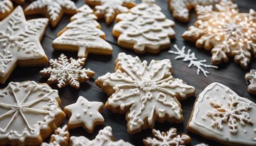 Коллекция сахарного печенья, нарезанного различными праздничными рождественскими фигурами, такими как олени, снежинки и рождественские елки.