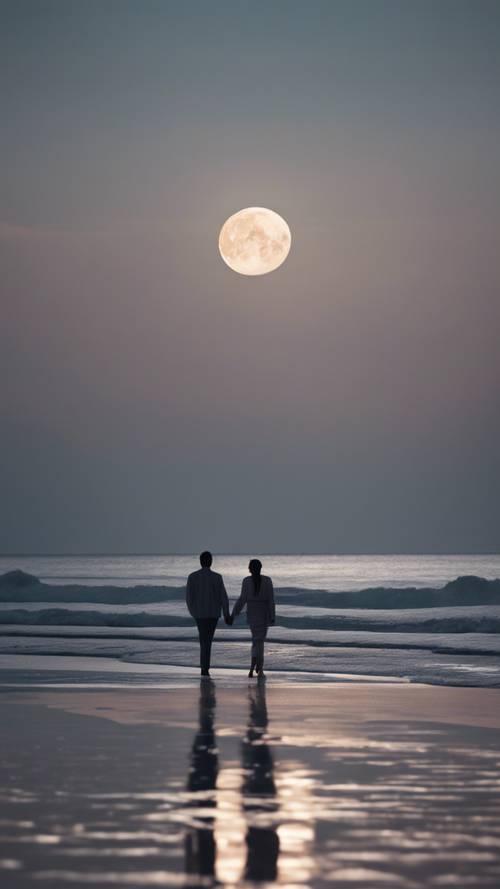 Серебристая полная луна освещает пару, совершающую романтическую прогулку по пустынному пляжу.