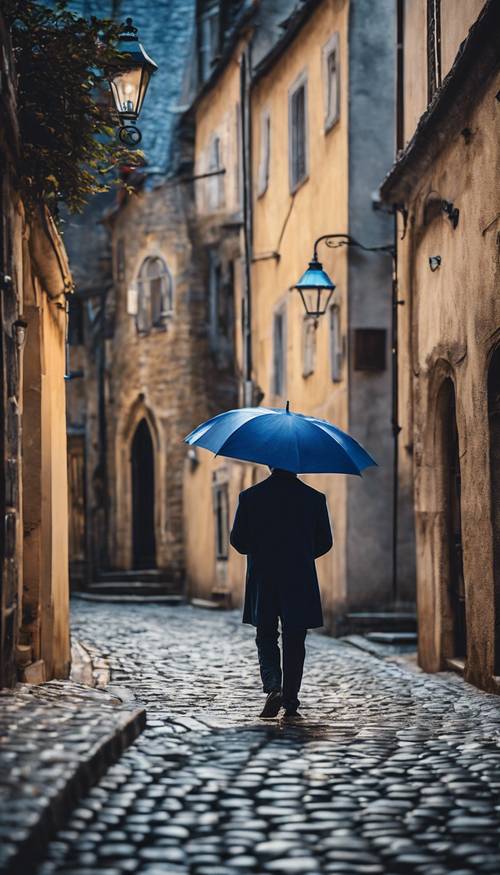 Un homme marchant sous un parapluie bleu foncé dans une rue pavée pittoresque