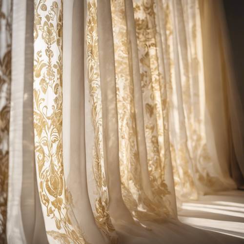 Una luz dorada de la tarde iluminando una cortina blanca transparente con diseños de damasco dorado.