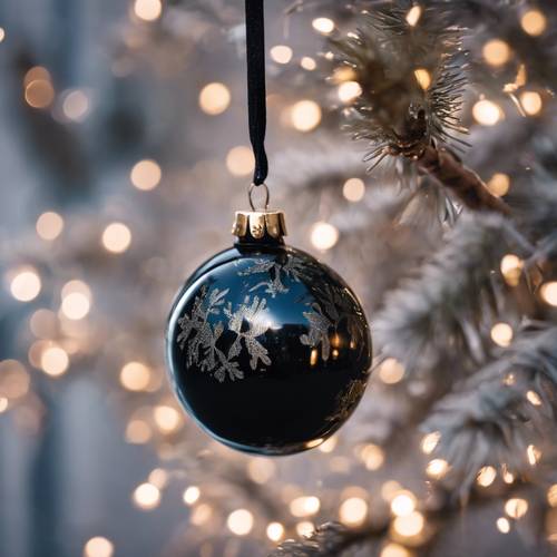 Zbliżenie na odbicie w czarnej bombce świątecznej delikatnie zwisającej z drzewa.