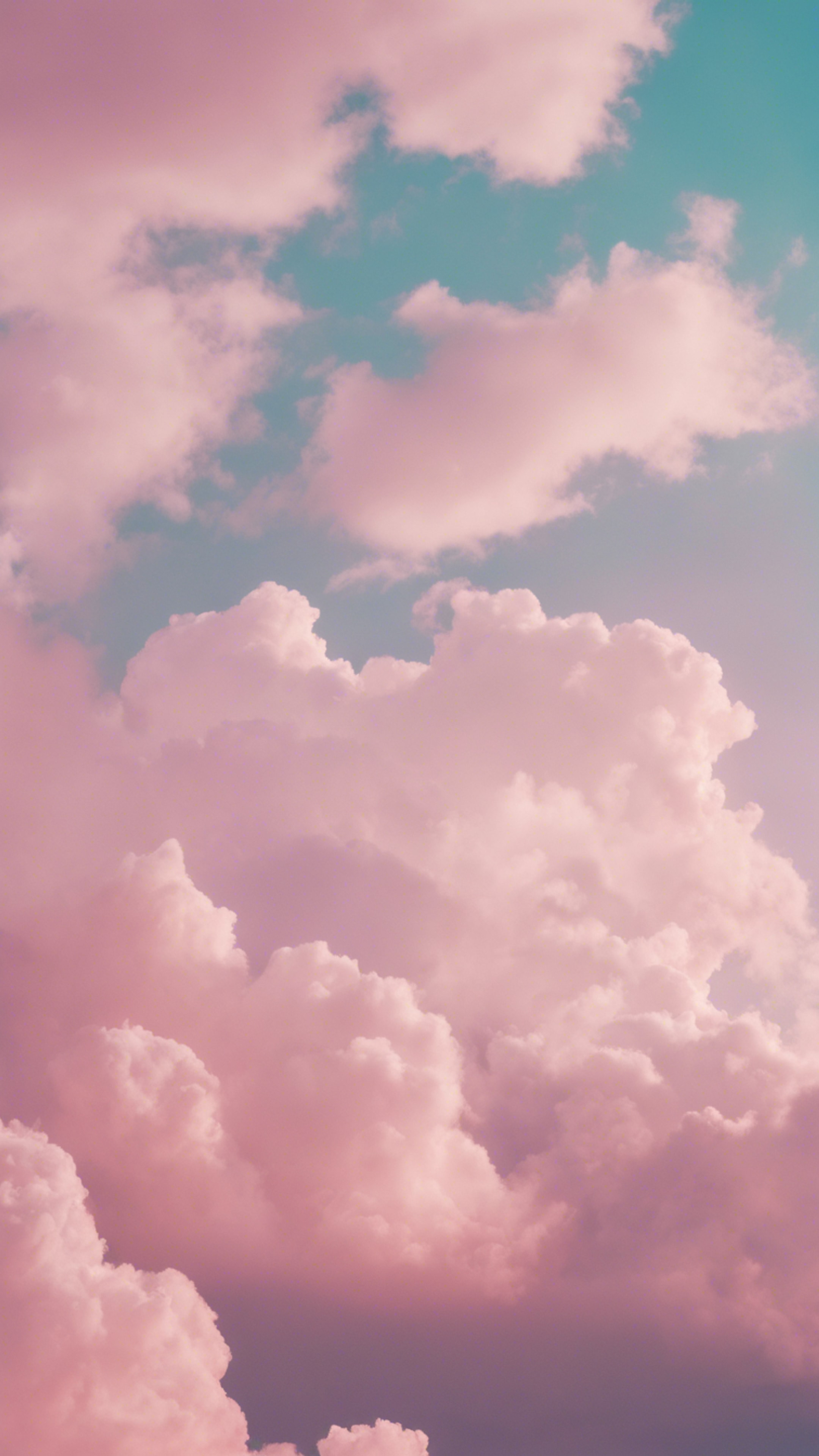 A surreal sky with a mix of pastel tones influenced by Y2K digital aesthetic. Hintergrund[d53cf796167a434cb2de]