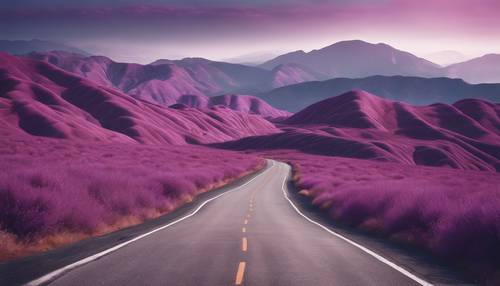 Una strada tortuosa che scompare in un orizzonte di gigantesche montagne scozzesi viola