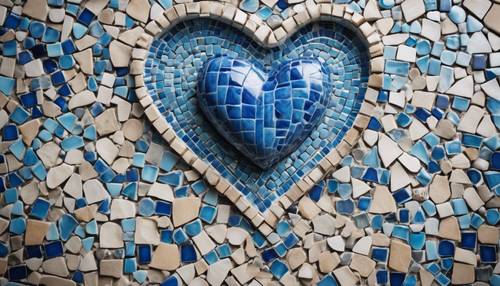 Coração de cerâmica azul embutido em um desenho de mosaico em uma parede oriental.