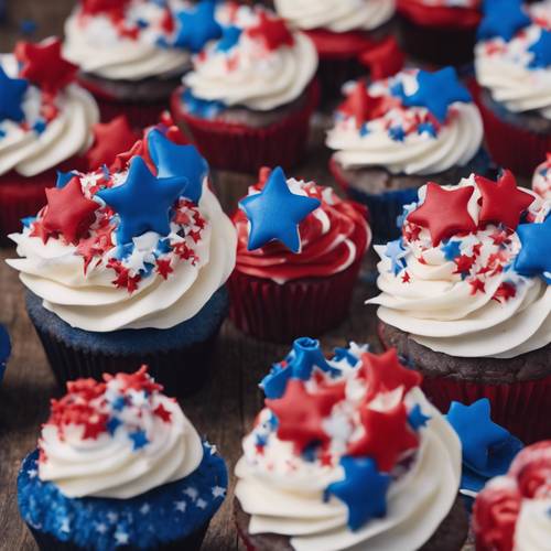 Cupcakes sur le thème du 4 juillet décorés d&#39;étoiles et de glaçages rouges, blancs et bleus.