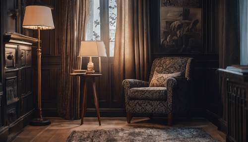 Un acogedor rincón de lectura con una silla tapizada en damasco oscuro y una mesa auxiliar de madera con una farola iluminada.