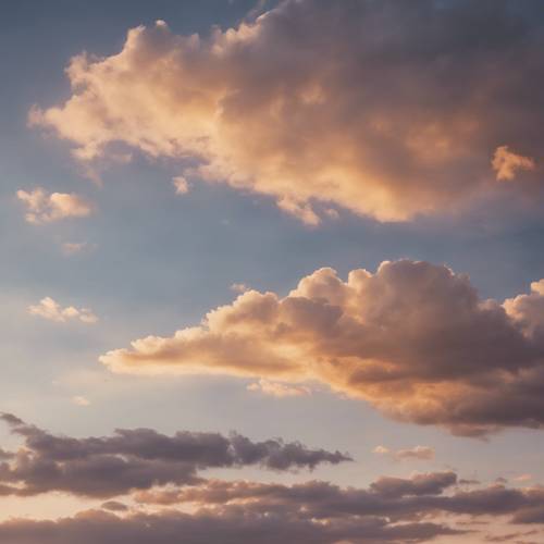 פסים של ענני בז&#39; על רקע שיפוע בשמיים במהלך הדמדומים.