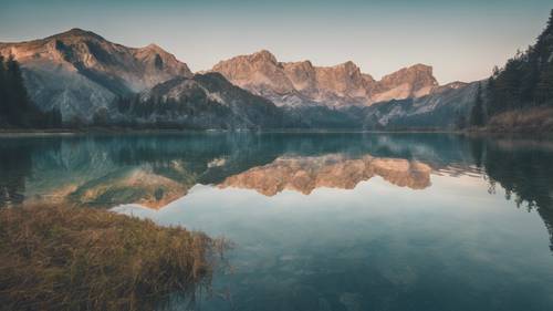Une montagne se reflétant sur la surface sereine d’un lac aux eaux cristallines.