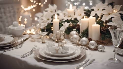 طاولة عشاء على طراز عيد الميلاد مُجهزة بشكل جميل بخزف صيني أبيض، وأدوات فضية لامعة، وقطعة مركزية من البونسيتة البيضاء المضاءة بالشموع.