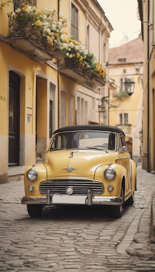 Carro antigo em amarelo pastel estacionado em uma cidade velha.