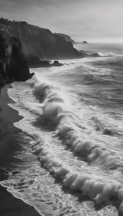 검은색과 하얀색 바다의 파도가 인근 절벽의 실루엣을 반사하는 새벽의 숨막히는 풍경입니다.