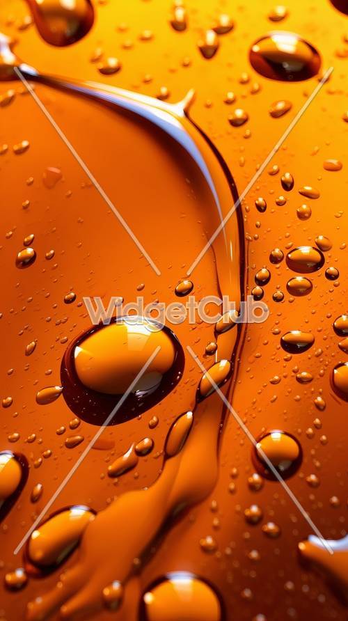 玻璃上闪闪发亮的橙色水滴