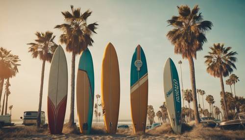 Un póster antiguo de California con palmeras y tablas de surf en tonos descoloridos.