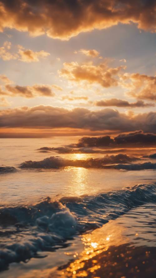 Un lever de soleil vibrant projetant une lumière dorée sur une mer tranquille, quelques nuages ​​duveteux flottant dans le ciel.