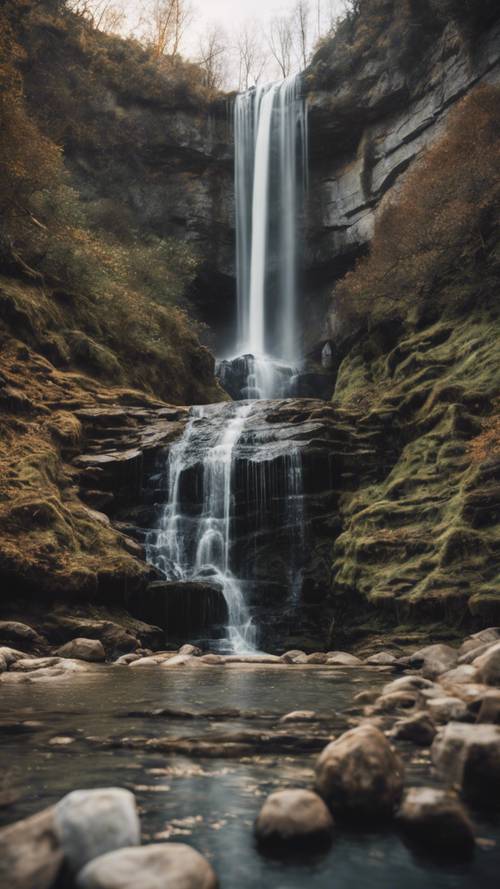 Una cascata magica con le iniziali di una coppia incise su una pietra lì vicino.