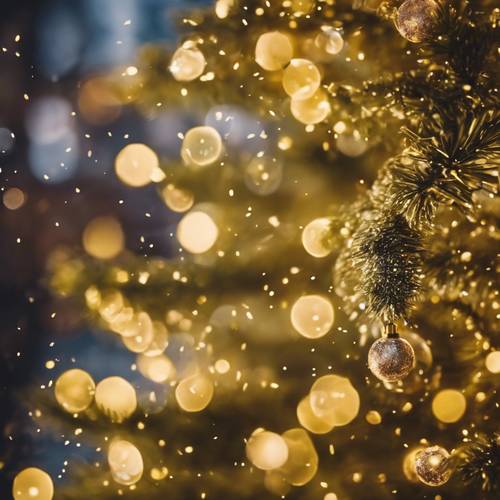 한겨울의 축제 크리스마스 트리 위에 노란색 반짝이가 뿌려졌습니다.