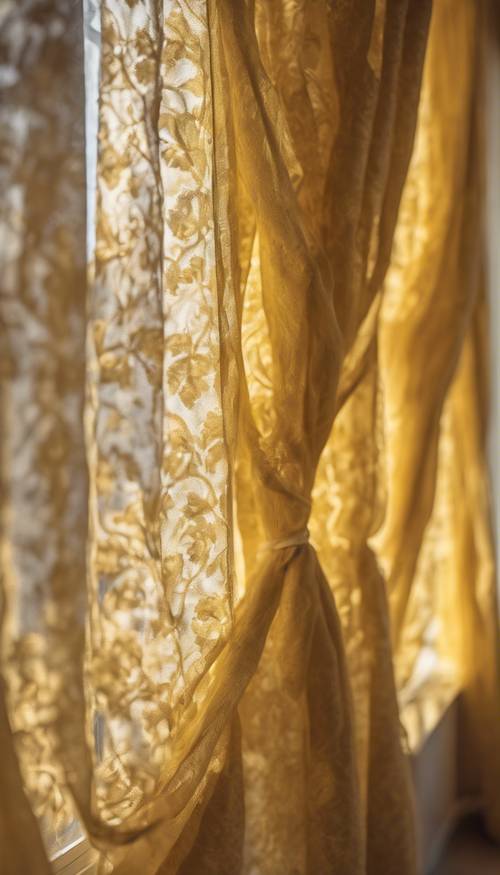 Luz solar noturna em uma cortina amarela de damasco.