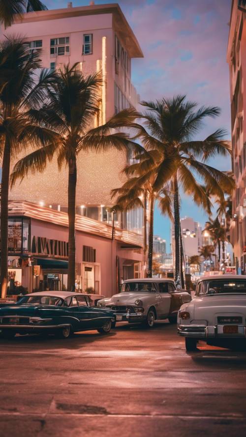 Uma movimentada cena de rua de Miami Beach, com edifícios art déco e palmeiras, atmosfera de vida noturna vibrante.