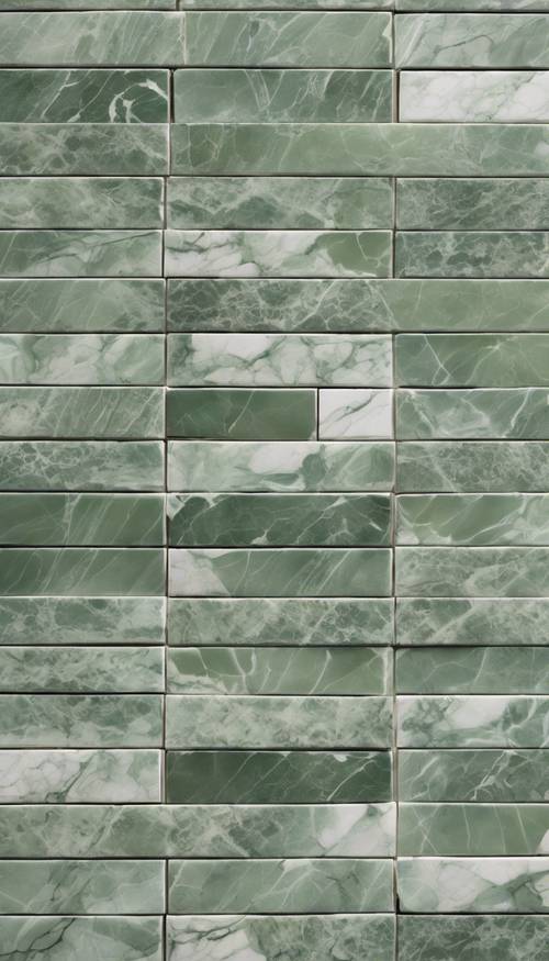 Une pile de carreaux de marbre vert sauge ayant une finition rugueuse avec de subtiles veines de blanc, à l&#39;extérieur pendant la journée.