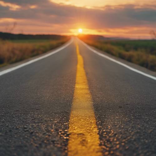 Uma estrada de asfalto cinza que se estende até o horizonte sob um pôr do sol amarelo brilhante.