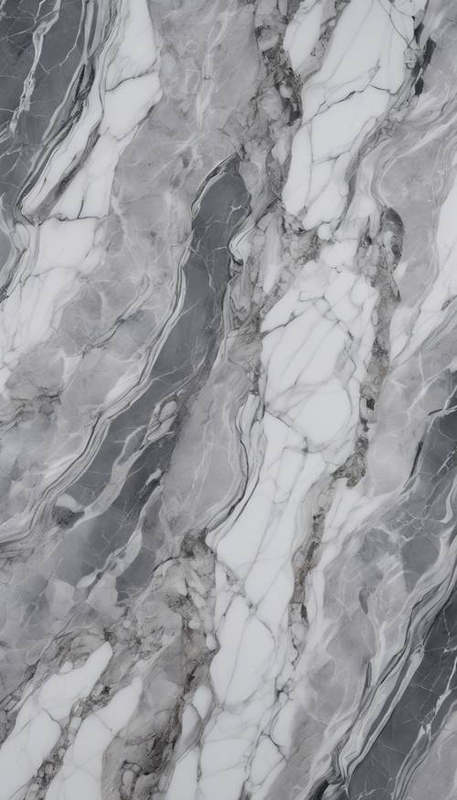 Eine Nahaufnahme eines polierten grau-weißen Marmorsteins, der von Adern durchzogen ist.