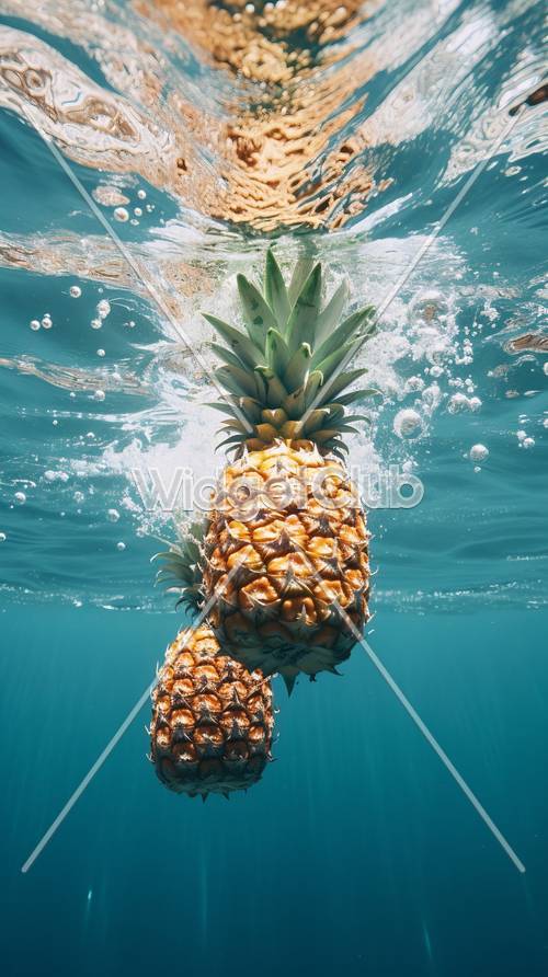 菠蘿濺入水中