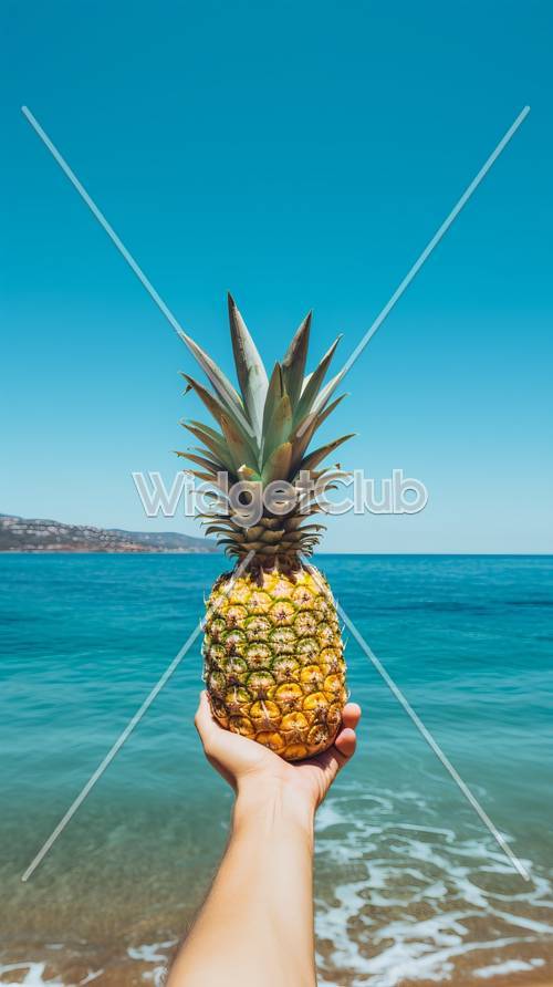 海滩上的热带菠萝