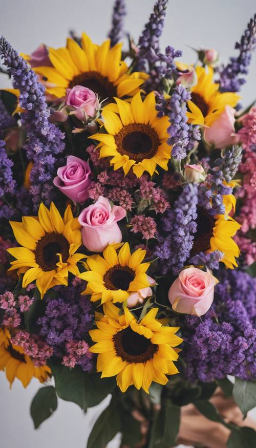 Một bó hoa rực rỡ tuyệt đẹp với hoa hướng dương màu vàng, hoa hồng hồng và hoa oải hương tím.