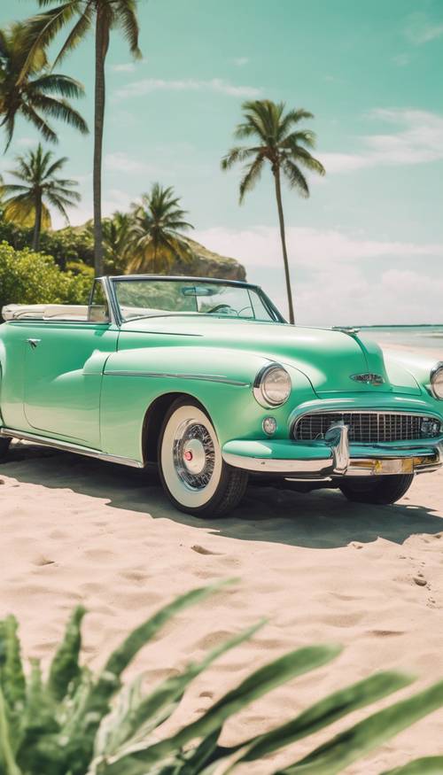 Mobil convertible vintage berwarna hijau mint yang diparkir di tepi pantai di bawah langit musim panas yang cerah.