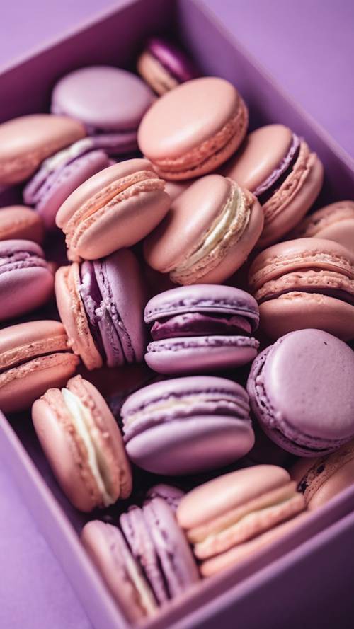 淡紫色的马卡龙整齐地排列在一个可爱风格的盒子里。