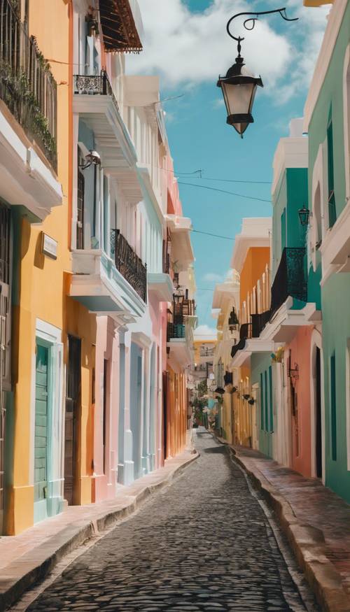 波多黎各圣胡安老城白天的繁忙街道，色彩缤纷的房屋和鹅卵石道路