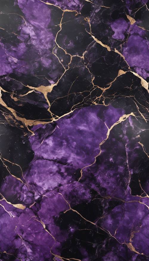 Marmer hitam dengan coretan ungu bercahaya di bawah cahaya lembut.