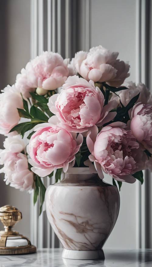 精美的靜物畫，大理石桌面上放著一個裝滿芬芳牡丹的花瓶。