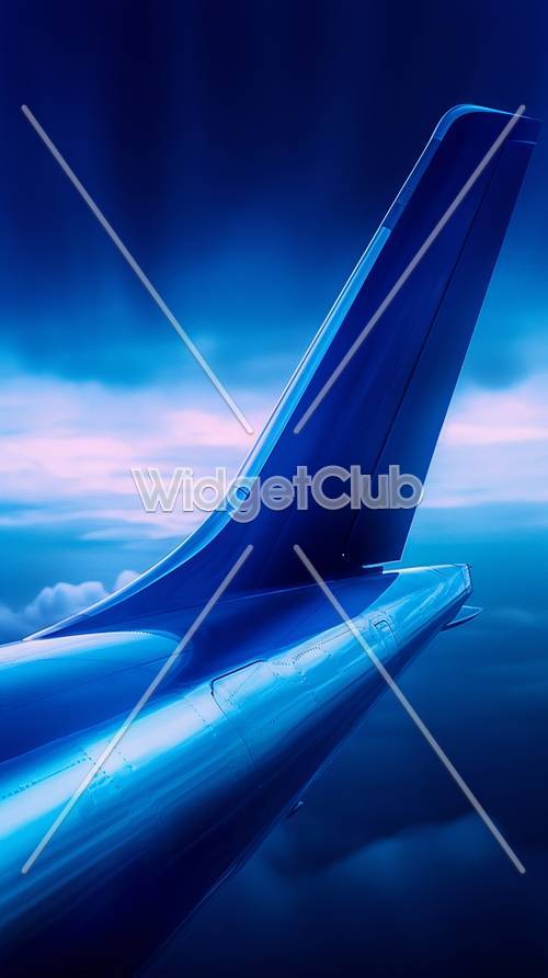 空の上を飛ぶ青い飛行機の翼