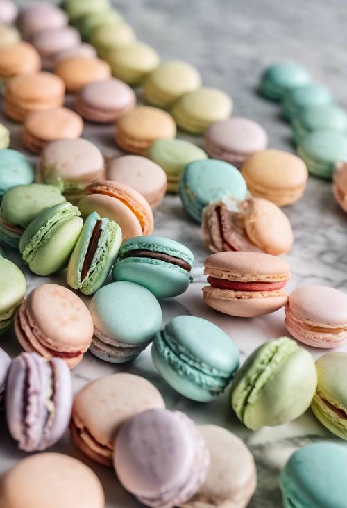 Un groupe animé de macarons aux couleurs pastel soigneusement disposés sur un comptoir en marbre dans une boulangerie lumineuse et aérée.