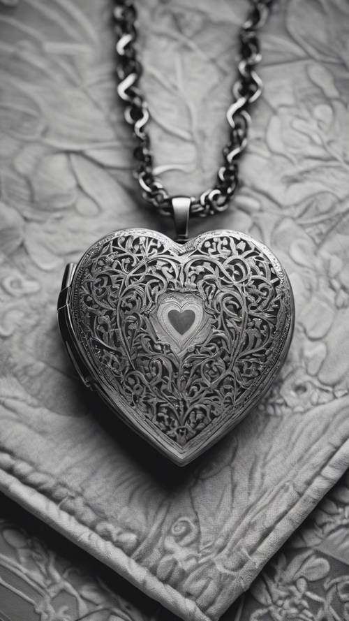 Gambar antik hitam putih liontin berbentuk hati, diukir dengan desain rumit.